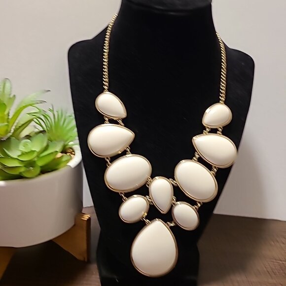 Unbranded White & Gold Tone Beaded Bib Necklace Ladies Vintage Statement Dressy - Picture 3 of 5